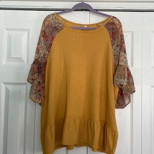 Cato Top with Flowy Sleeves and Ruffled Hem Size 18/20